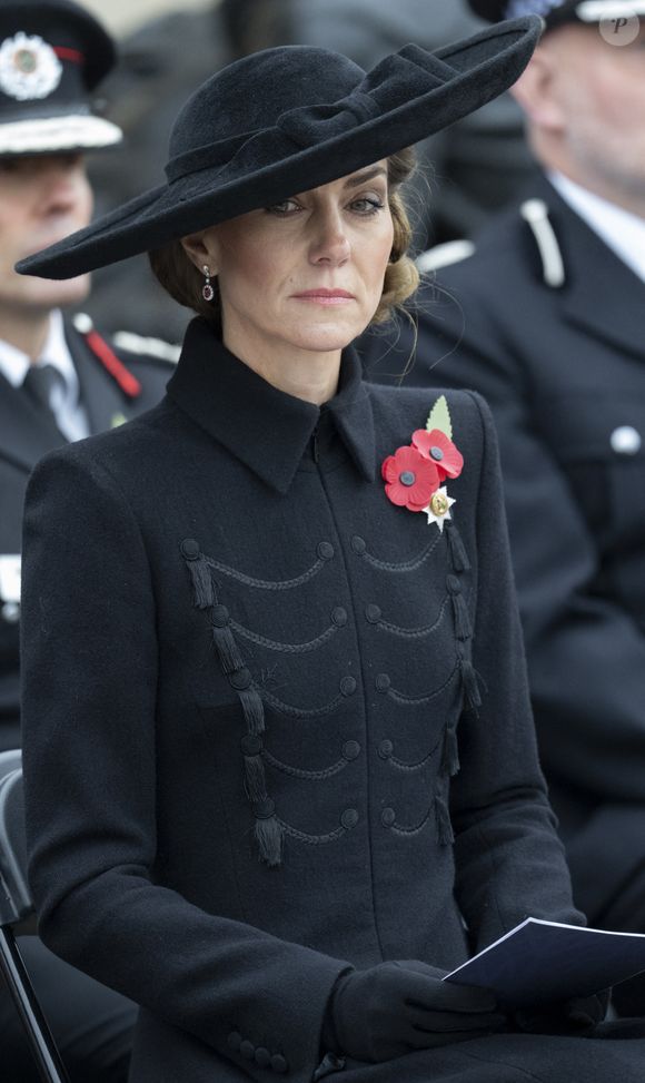 L'épouse du prince William a pris le temps de discuter avec des familles présentes.

Kate Middleton, princesse de Galles, lors de la cérémonie du souvenir organisée par la Royal British Legion au National Memorial Arboretum dans le Staffordshire le 11 novembre 2025. Photo par GOFF  / BESTIMAGE