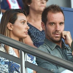Richard Gasquet  et sa compagne en tribune lors du match de football en ligue 1 Uber Eats PSG - Montpellier (5 - 2) au Parc des Princes à Paris le 13 août 2022. Agence / Bestimage