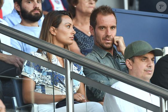 Richard Gasquet  et sa compagne en tribune lors du match de football en ligue 1 Uber Eats PSG - Montpellier (5 - 2) au Parc des Princes à Paris le 13 août 2022. Agence / Bestimage