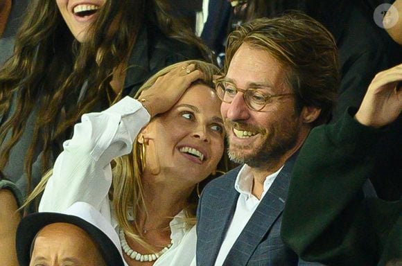 Ophelie Meunier et son mari Mathieu Vergne assistent au match de football de Ligue 1 (L1) entre le Paris Saint-Germain et Monaco au stade du Parc des Princes à Paris, le 29 août 2022, France. Photo Laurent Zabulon/ABACAPRESS.COM