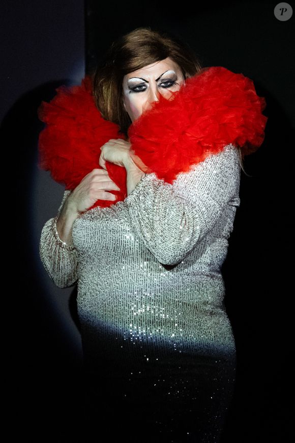 Kissy bang Bang (Dalida) - Lancement de la revue de cabaret "20ème Parure à Paris le 20 septembre 2025. 
Photo par Sébastien Fremont/Bestimage