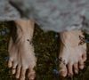 Enlever ses chaussures peut progressivement devenir associé à la détente et au confort.

Photo prise par Merri J / Unsplash