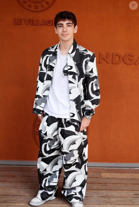 Chàng trai trẻ đang chuẩn bị phát hành đĩa đơn mới, Leon Bruel, tại ngôi làng trong khuôn khổ Giải quần vợt Pháp mở rộng 2025 tại Roland Garros ở Paris, Pháp. © Jacovides-Moreau/Bestimage