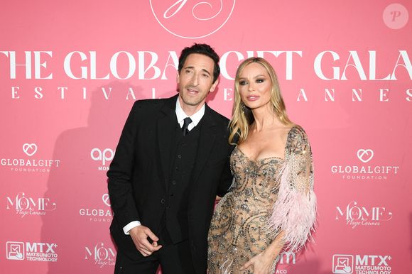 Soirée à laquelle participaient Adrien Brody et sa compagne Georgina Chapman

Adrien Brody et sa compagne Georgina Chapman au photocall de la soirée du "Globa Gift Gala" lors du 78ème Festival International du Film de Cannes, le 19 mai 2025.
© Lionel Urman/Bestimage