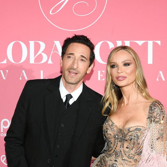 Soirée à laquelle participaient Adrien Brody et sa compagne Georgina Chapman

Adrien Brody et sa compagne Georgina Chapman au photocall de la soirée du "Globa Gift Gala" lors du 78ème Festival International du Film de Cannes, le 19 mai 2025.
© Lionel Urman/Bestimage