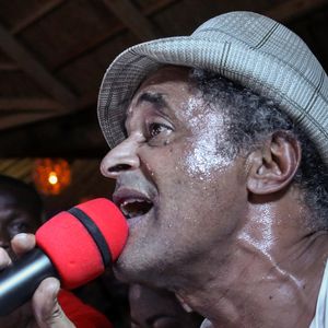 Le président français Emmanuel Macron et Yannick Noah  au village Noah pour un débat avec la société civile et un concert, Yaoundé, Cameroun, le 26 juillet 2022. Emmanuel Macron effectue une tournée africaine de trois jours au Cameroun, au Bénin et en Guinée-Bissau.  © Stéphane Lemouton/Bestimage