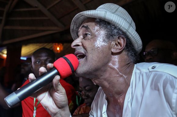 Le président français Emmanuel Macron et Yannick Noah  au village Noah pour un débat avec la société civile et un concert, Yaoundé, Cameroun, le 26 juillet 2022. Emmanuel Macron effectue une tournée africaine de trois jours au Cameroun, au Bénin et en Guinée-Bissau.  © Stéphane Lemouton/Bestimage