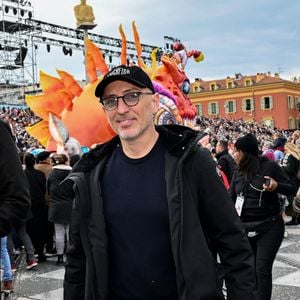 Gad Elmaleh a ouvert le premier corso carnavalesque en journée, en compagnie de Christian Estrosi, le maire de Nice, Laura Tenoudji Estrosi, leur fille Bianca, et Graig Monetti, l'adjoint au maire en charge de l'événementiel, durant la 140eme édition du Carnaval de Nice "Roi des Oceans" à Nice, le 23 février 2025.
Le Carnaval se déroule du 12 février au 2 mars 2025. Le Carnaval de Nice 2025 "Roi des Océans", est un préambule au rendez-vous mondial, que sera le Sommet des Océans qui se tiendra en juin 2025 dans la capitale azuréenne. Le Carnaval transmet des messages forts tels que la prise de conscience collective du réchauffement de la planète et du dérèglement climatique, à travers la satire, l'ironie et la féerie, qui forment l'ADN de cet événement. Il est le 1er carnaval de France et l'un des plus célèbres du monde, avec ceux de Rio et de Venise, attirant chaque année des dizaines de milliers de spectateurs.  Gad Elmaleh est souvent à Nice, car il a un projet de Festival d'Humour dont il serait le directeur artistique et qui devrait se dérouler à Nice en octobre 2025. Jubil, est le nom provisoire du festival qui est créé avec Grégoire Furrer, qui est à la tête du Montreux Comedy Festival. © Bruno Bebert / Bestimage