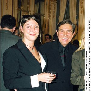 Jean-Pierre Foucault et sa fille Virginie au ministère de la Culture à Paris, le 16 octobre 2003 BERTRAND RINDOFF PETROFF / BESTIMAGE