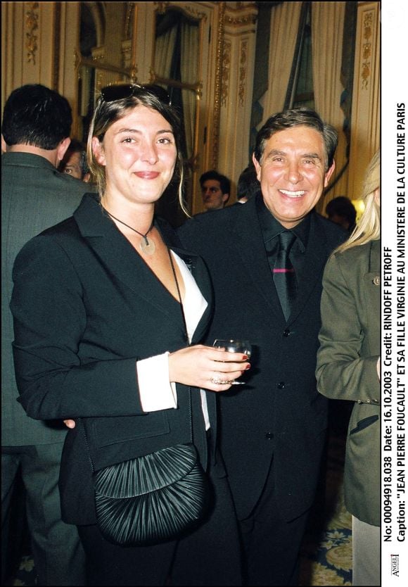 Jean-Pierre Foucault et sa fille Virginie au ministère de la Culture à Paris, le 16 octobre 2003 BERTRAND RINDOFF PETROFF / BESTIMAGE