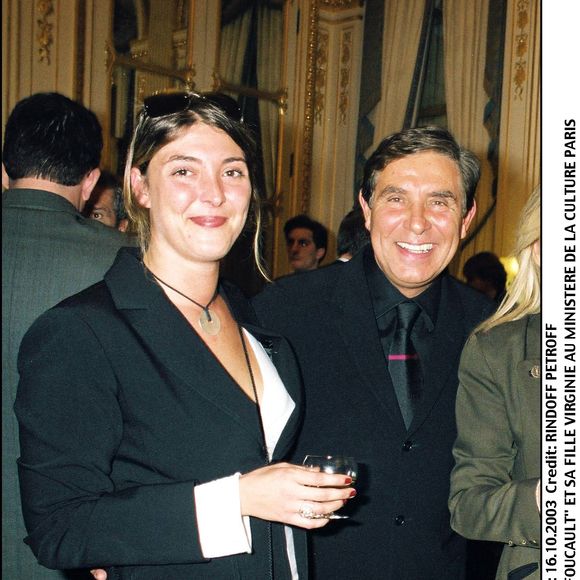 Jean-Pierre Foucault et sa fille Virginie au ministère de la Culture à Paris, le 16 octobre 2003 BERTRAND RINDOFF PETROFF / BESTIMAGE