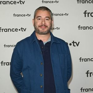 Ali Baddou au photocall pour la conférence de presse de rentrée de France TV à la Grande Halle de la Villette à Paris, France, le 6 juillet 2022. © Coadic Guirec/Bestimage