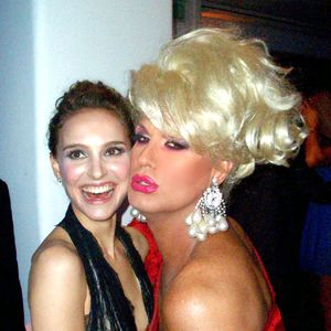 La drag queen Elaine Lancaster (en rouge) pose avec l'actrice Natalie Portman à la soirée Vanity Fair organisée à l'hôtel Du Cap Eden Roc au Cap d'Antibes, dans le sud de la France, le 23 mai 2008, lors du 61e Festival de Cannes. Photo Mavrix/ABACAPRESS.COM