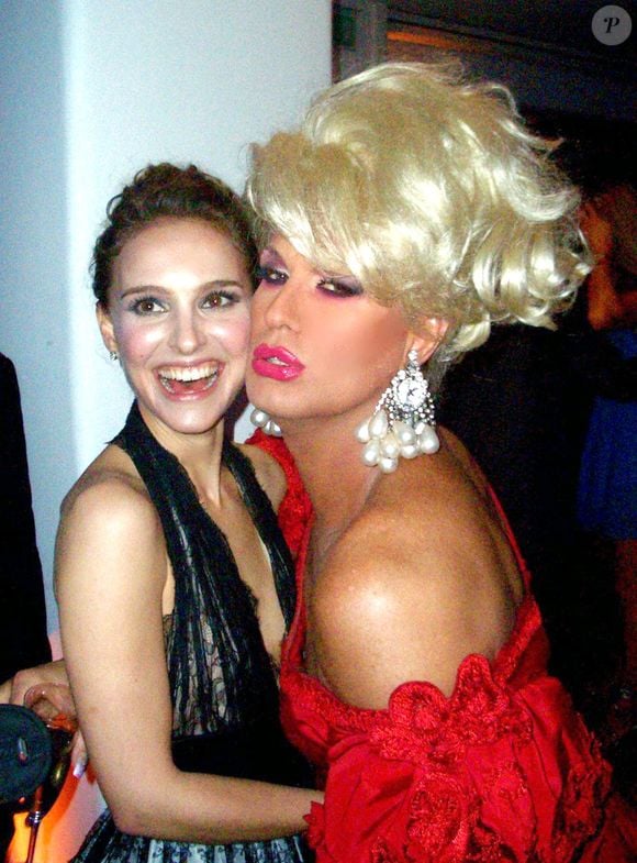 La drag queen Elaine Lancaster (en rouge) pose avec l'actrice Natalie Portman à la soirée Vanity Fair organisée à l'hôtel Du Cap Eden Roc au Cap d'Antibes, dans le sud de la France, le 23 mai 2008, lors du 61e Festival de Cannes. Photo Mavrix/ABACAPRESS.COM