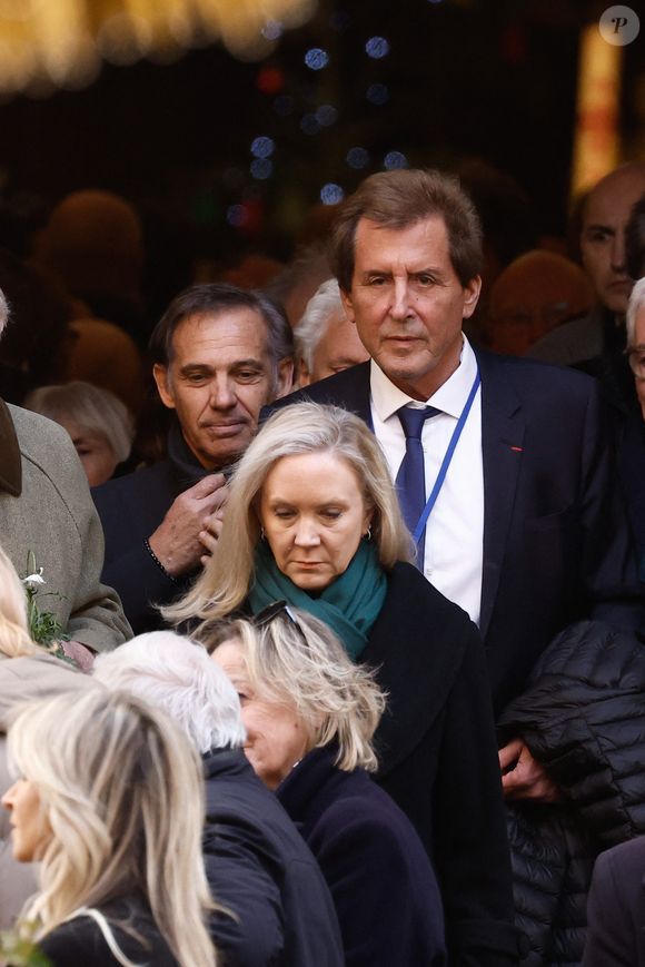 Paul Belmondo, Max Guazzini - Sorties des obsèques de Brigitte Bardot en l'église Paroissiale Notre-Dame-de-l'Assomption de Saint-Tropez, France, le 7 janvier 2026.  Brigitte Bardot, figure emblématique du cinéma français et icône internationale, est décédée le 28 décembre 2025 à l'âge de 91 ans dans sa mythique propriété de La Madrague, à Saint-Tropez (France). Révélée au monde entier par son rôle dans "Et Dieu... créa la femme", elle avait contribué à faire de Saint-Tropez un lieu mondialement connu. L'actrice sera inhumée le 7 janvier 2026 au cimetière marin de Saint-Tropez, aux côtés de son père Louis Bardot (1896-1975) et de sa mère Anne-Marie Mucel (1912-1978). Une cérémonie religieuse se tiendra auparavant dans l'église de Saint-Tropez, où proches, personnalités et anonymes pourront lui rendre un dernier hommage. © Jacovides-Moreau/Bestimage