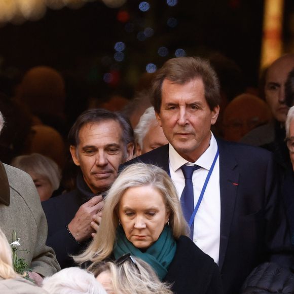Paul Belmondo, Max Guazzini - Sorties des obsèques de Brigitte Bardot en l'église Paroissiale Notre-Dame-de-l'Assomption de Saint-Tropez, France, le 7 janvier 2026.  Brigitte Bardot, figure emblématique du cinéma français et icône internationale, est décédée le 28 décembre 2025 à l'âge de 91 ans dans sa mythique propriété de La Madrague, à Saint-Tropez (France). Révélée au monde entier par son rôle dans "Et Dieu... créa la femme", elle avait contribué à faire de Saint-Tropez un lieu mondialement connu. L'actrice sera inhumée le 7 janvier 2026 au cimetière marin de Saint-Tropez, aux côtés de son père Louis Bardot (1896-1975) et de sa mère Anne-Marie Mucel (1912-1978). Une cérémonie religieuse se tiendra auparavant dans l'église de Saint-Tropez, où proches, personnalités et anonymes pourront lui rendre un dernier hommage. © Jacovides-Moreau/Bestimage