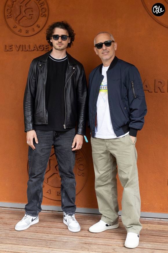 Gad Elmaleh avec son fils Noé au village lors des Internationaux de France de Tennis de Roland Garros 2025, à Paris, France, le 8 juin 2025. © Cyril Moreau/Bestimage