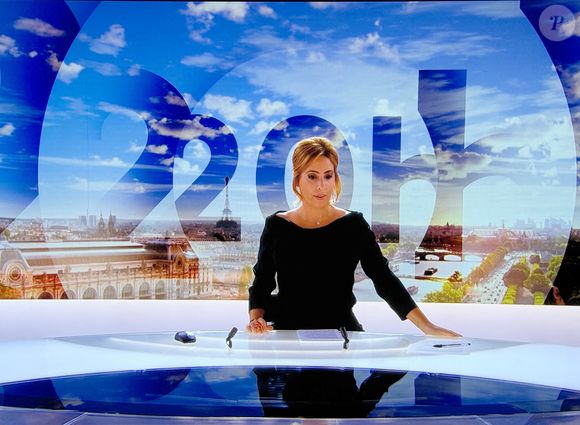 Captures d'écran - Léa Salamé présente son premier journal de 20 heures sur France 2  le 1er septembre 2025. 

© Alain Guizard / Bestimage