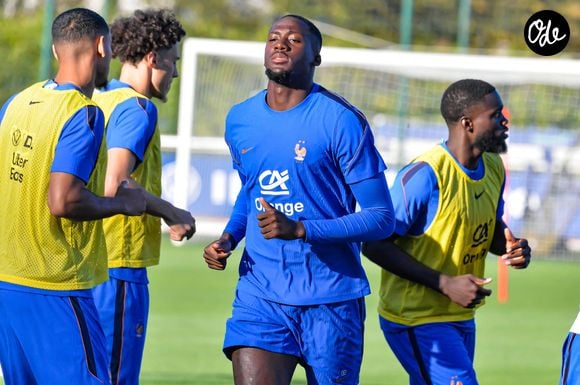 Le dernier coup dur en date touche directement le secteur défensif. Lors de la séance d'entraînement de ce mercredi, le défenseur central Ibrahima Konaté a ressenti une vive douleur au genou. 

Ibrahima Konate - Entraînement de l'équipe de France en préparation de la Ligue des nations de l'UEFA 2026 au Centre national de Clairefontaine le 22 septembre 2026. © Baptiste Autissier/PSnewZ/Bestimage