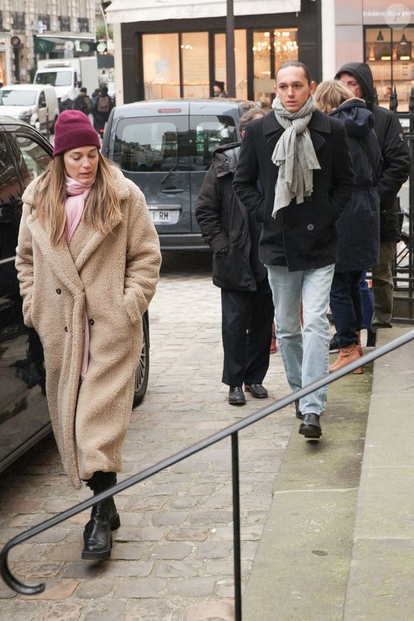 Ils ont assisté le 17 janvier 2025 aux obsèques de leur père en l'église Saint-Pierre du Gros Caillou, dans le 7e arrondissement de Paris

Louise Petitrenaud et Antonin Petitrenaud assistant à la cérémonie d'enterrement de Jean-Luc Petitrenaud à l'église Saint-Pierre du Gros Caillou dans le 7e arrondissement de Paris, France, le 17 janvier 2025. Jean-Luc Petitrenaud, critique gastronomique et personnalité de la télévision française, est décédé le 10 janvier à l'âge de 74 ans. Photo par Nasser Berzane/ABACAPRESS.COM