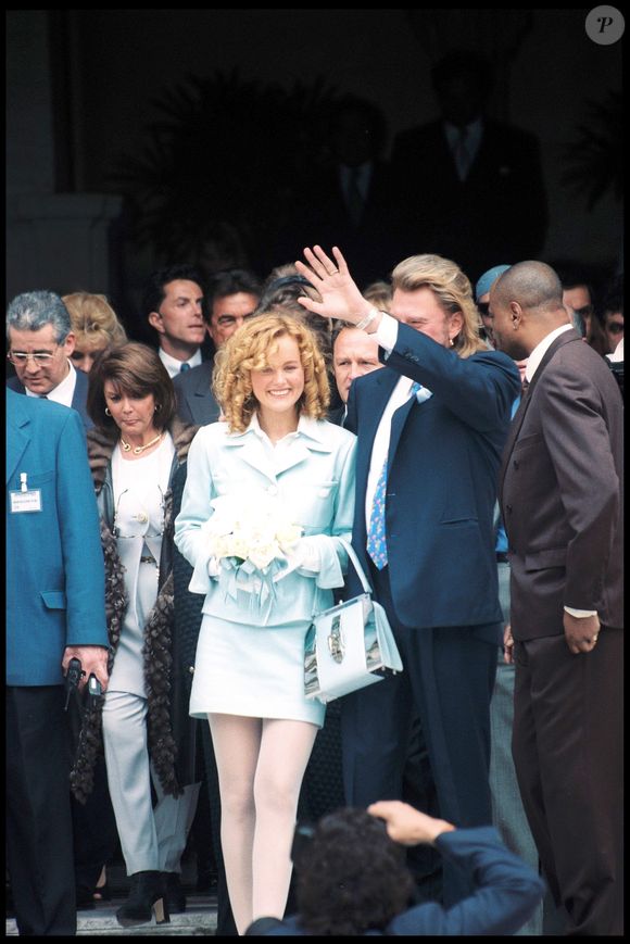 ARCHIVES - LAETICIA HALLYDAY ET JOHNNY HALLYDAY A LA SORTIE DE LA MAIRIE DE NEUILLY SUR SEINE, LE JOUR DE LEUR MARIAGE EN 1996