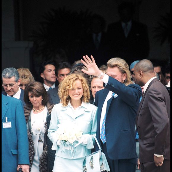 ARCHIVES - LAETICIA HALLYDAY ET JOHNNY HALLYDAY A LA SORTIE DE LA MAIRIE DE NEUILLY SUR SEINE, LE JOUR DE LEUR MARIAGE EN 1996