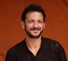 Acteur, humoriste, auteur et metteur en scène, il devra célébrer « avec humour et élégance » la diversité du cinéma français et les talents de l’année.

Vincent Dedienne - Les célébrités au photocall du village lors des Internationaux de France de Tennis de Roland Garros 2026. Paris, le 31 mai 2026. © Jacovides / Bestimage