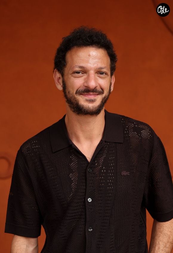 Acteur, humoriste, auteur et metteur en scène, il devra célébrer « avec humour et élégance » la diversité du cinéma français et les talents de l’année.

Vincent Dedienne - Les célébrités au photocall du village lors des Internationaux de France de Tennis de Roland Garros 2026. Paris, le 31 mai 2026. © Jacovides / Bestimage