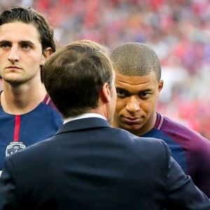 Le président de la République française Emmanuel Macron, Adrien Rabiot, Kylian Mbappé et Edinson Cavani - Finale de la Coupe de France opposant le club de Vendée les Herbiers Football (VHF) au Club du Paris Saint-Germain (PSG) au Stade de France à Saint-Denis, Seine Saint-Denis, France, le 9 mai 2018. Le PSG a gagné 2-0.