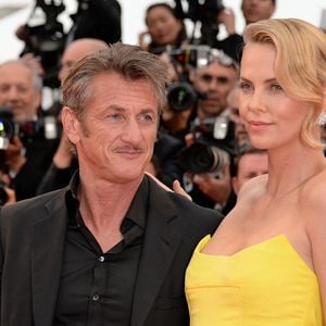 Sean Penn et Charlize Theron arrivant au Palais des Festivals pour la projection du film "Mad Max : Fury Road" dans le cadre du 68e Festival de Cannes, à Cannes, en France, le 14 mai 2015. Photo de Nicolas Briquet/Abaca