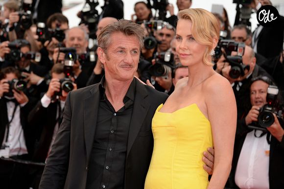 Sean Penn et Charlize Theron arrivant au Palais des Festivals pour la projection du film "Mad Max : Fury Road" dans le cadre du 68e Festival de Cannes, à Cannes, en France, le 14 mai 2015. Photo de Nicolas Briquet/Abaca