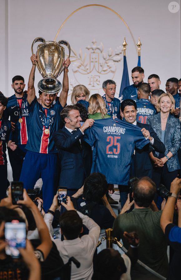 Emmanuel Macron (président de la République Française), Nasser al-Khelaïfi, président du PSG - Emmanuel Macron, président de la République Française, reçoit les joueurs du PSG à l'Elysée après leur victoire historique (5-0) en finale de la Ligue Des Champions 2025. Paris, le 1er juin 2025.
© Mathilde Mazars / Pool / Bestimage