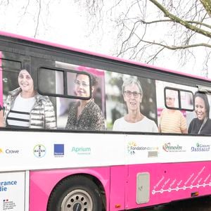 Plus de 20 000 femmes vulnérables ont déjà bénéficié des dépistages et parcours de soins du bus itinérant.


Illustration lors de l'inauguration du "Bus du coeur des femmes" à Argenteuil de l'association "Agir pour le coeur de femmes" avec le soutien de la Fondation Marc Ladreit de Lacharrière le 11 mars 2026.
© Jack Tribeca / Bestimage
