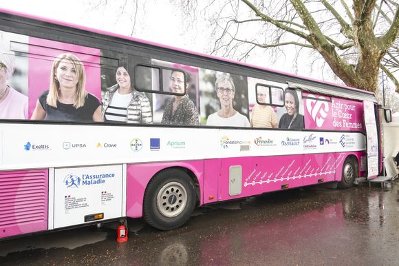 Plus de 20 000 femmes vulnérables ont déjà bénéficié des dépistages et parcours de soins du bus itinérant.


Illustration lors de l'inauguration du "Bus du coeur des femmes" à Argenteuil de l'association "Agir pour le coeur de femmes" avec le soutien de la Fondation Marc Ladreit de Lacharrière le 11 mars 2026.
© Jack Tribeca / Bestimage