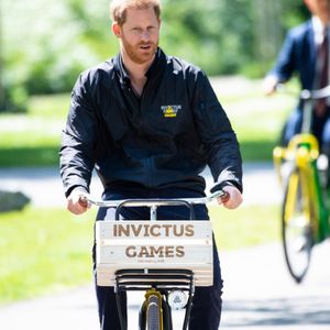 Le prince Harry à vélo 


Pictured: Prince Harry