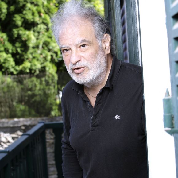 "J’en ai déjà sauvé une dizaine dont ceux de Dany Boon, Elie Kakou, Michel Boujenah et un numéro du 'Tribunal des flagrants délires', l’émission culte de France Inter avec Pierre Desproges et Luis Rego. On peut les voir sur myCanal dans l’onglet 'Les Trésors de Raphaël Mezrahi'", a-t-il détaillé.

Exclusif - Portraits de Raphaël Mezrahi lors de la 6ème édition des écrivains chez Gonzague Saint Bris à Chanceaux, le 25 août 2024.
© Cédric Perrin/Bestimage