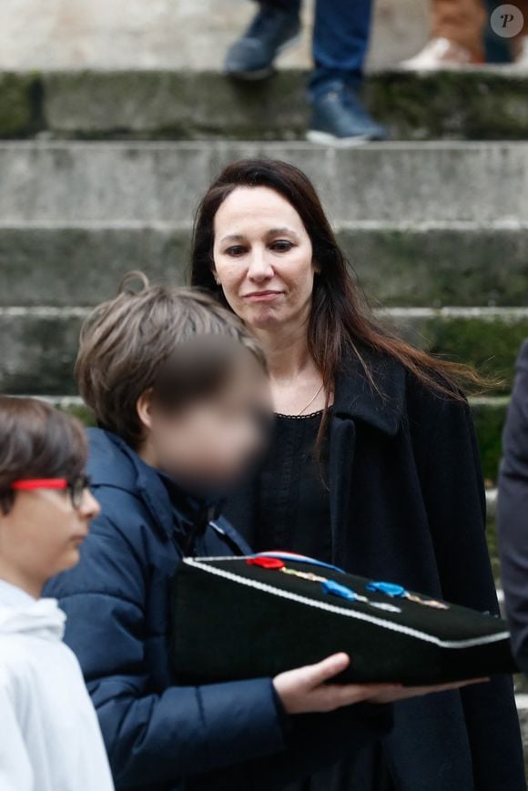 Isabelle Le Nouvel (veuve du défunt), Henrik (fils du défunt) - Sorties des obsèques de Niels Arestrup à l'Église Saint-Roch à Paris. Le 10 décembre 2024
© Christophe Clovis / Bestimage