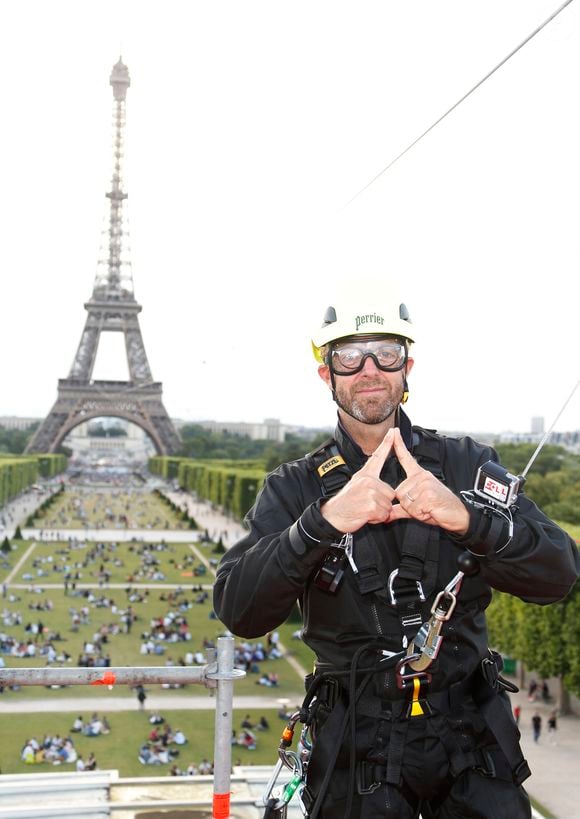 Alexandre Delpérier - Evénement "Smash Perrier" du deuxième étage de la Tour Eiffel au Champ-de-Mars à Paris le 8 juin 2017.  © Christophe Aubert via Bestimage