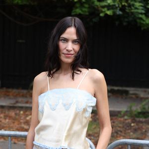 Alexa Chung au défilé Chloé "Collection Femme Prêt-à-Porter Printemps/Eté 2027" lors de la Fashion Week de Paris, le 1er octobre 2026.
© Denis Guignebourg / Bestimage
