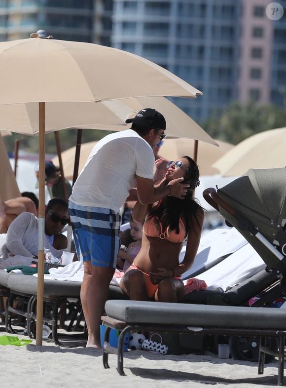 Exclusif - Arnaud Lagardère avec sa femme Jade Foret (Lagardère) et leurs enfants Liva, Mila et Emery se relaxent sur une plage de Miami le 9 avril 2017.