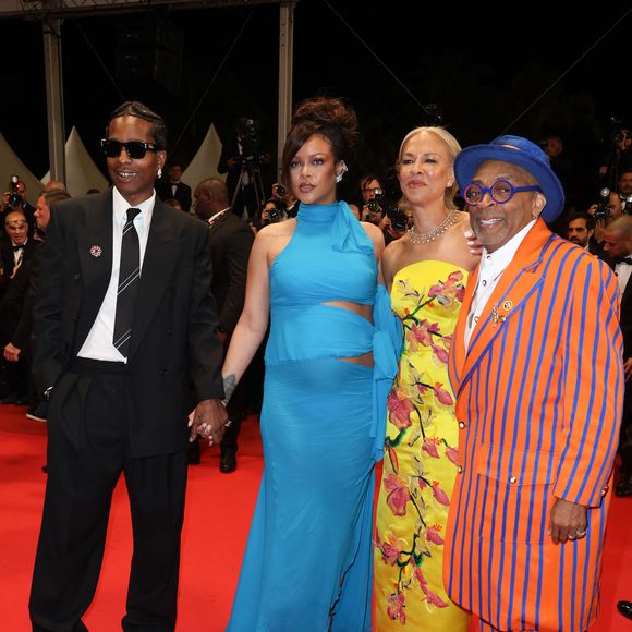 Rihanna (enceinte) et son compagnon ASAP Rocky, Tonya Lewis Lee et son compagnon Spike Lee - Descente des marches du film « Highest 2 Lowest » lors du 78ème Festival International du Film de Cannes, au Palais des Festivals à Cannes le 19 mai 2025 © Jacovides-Moreau / Bestimage