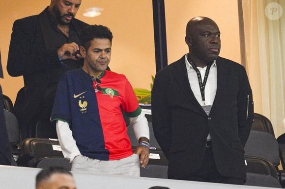 "On a fini ensemble. J’ai eu la chance de passer plusieurs mois à ses côtés et au côté de sa famille. Nos deux familles se sont retrouvées dans la même maison pendant le confinement. Ne me demande pas pourquoi, c’est trop long (…) J’ai vu toute l’humanité"

Jamel Debbouze et Wilfried Mbappé, le père de K.MBAPPE (FRA) - Les célébrités assistent au match de demi-finale "France - Maroc" lors de la Coupe du Monde 2022 au Qatar (FIFA World Cup Qatar 2022), le 14 décembre 2022.
© JB Autissier / Panoramic / Bestimage