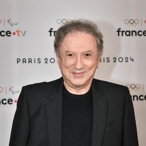 Le journaliste et animateur français Michel Drucker pose pour un photocall avant la conférence de presse de France Télévision "Paris 2024" à Paris le 11 juin 2024. Photo de Firas Abdullah/ABACAPRESS.COM