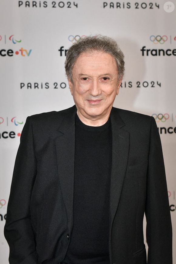 Le journaliste et animateur français Michel Drucker pose pour un photocall avant la conférence de presse de France Télévision "Paris 2024" à Paris le 11 juin 2024. Photo de Firas Abdullah/ABACAPRESS.COM