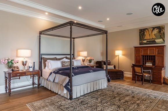 L’ancienne propriété de Ben Affleck et Jennifer Lopez à Beverly Hills s’étend sur près de deux hectares. La résidence compte 12 chambres, 24 salles de bains, une piscine à débordement, un vaste complexe sportif et un garage pouvant accueillir 12 voitures. Crédit photo : Simon Berlyn.