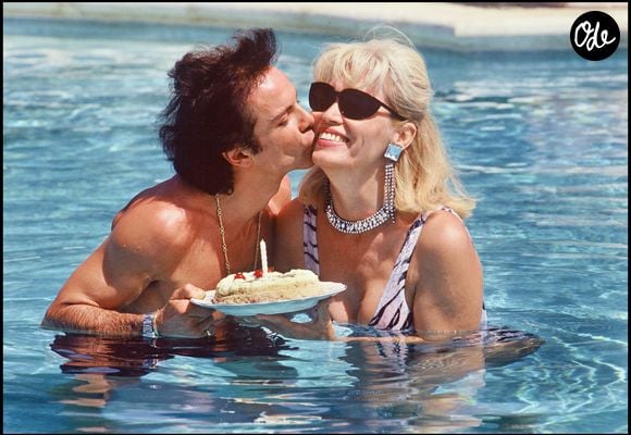 Archives — Amanda Lear dans la piscine de sa villa de Saint-Rémy-de-Provence pour fêter l’anniversaire de son mari Alain-Philippe Malagnac.