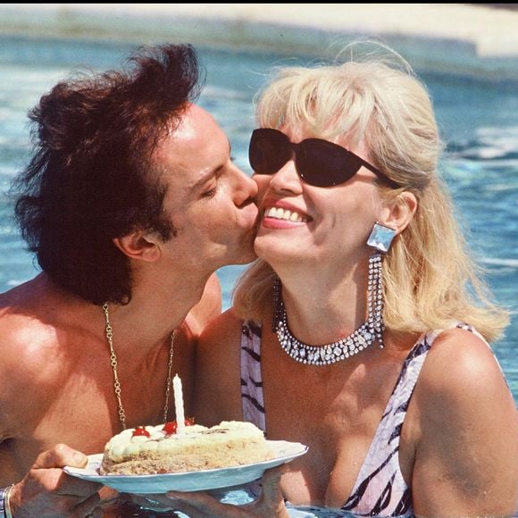 Archives — Amanda Lear dans la piscine de sa villa de Saint-Rémy-de-Provence pour fêter l’anniversaire de son mari Alain-Philippe Malagnac.