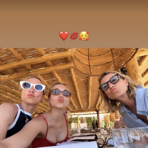 Chloé Jouanne, Alexandra et Audrey Lamy ont partagé des moments précieux en famille sur l'île grecque prisée des célébrités.

Alexandra Lamy en vacances en Grèce avec sa fille Chloé Jouannet et sa soeur Audrey Lamy