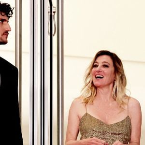 Louis Garrel et Valeria Bruni Tedeschi à la descente des marches du film "Les Amandiers (Forever Young)" lors du 75ème Festival International du Film de Cannes, le 22 mai 2022/
© Dominique Jacovides / Bestimage