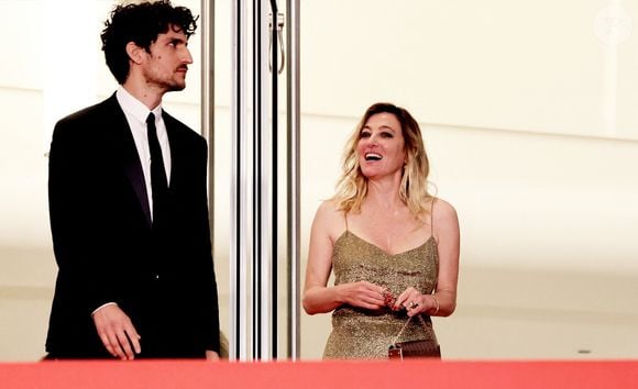 Louis Garrel et Valeria Bruni Tedeschi à la descente des marches du film "Les Amandiers (Forever Young)" lors du 75ème Festival International du Film de Cannes, le 22 mai 2022/
© Dominique Jacovides / Bestimage